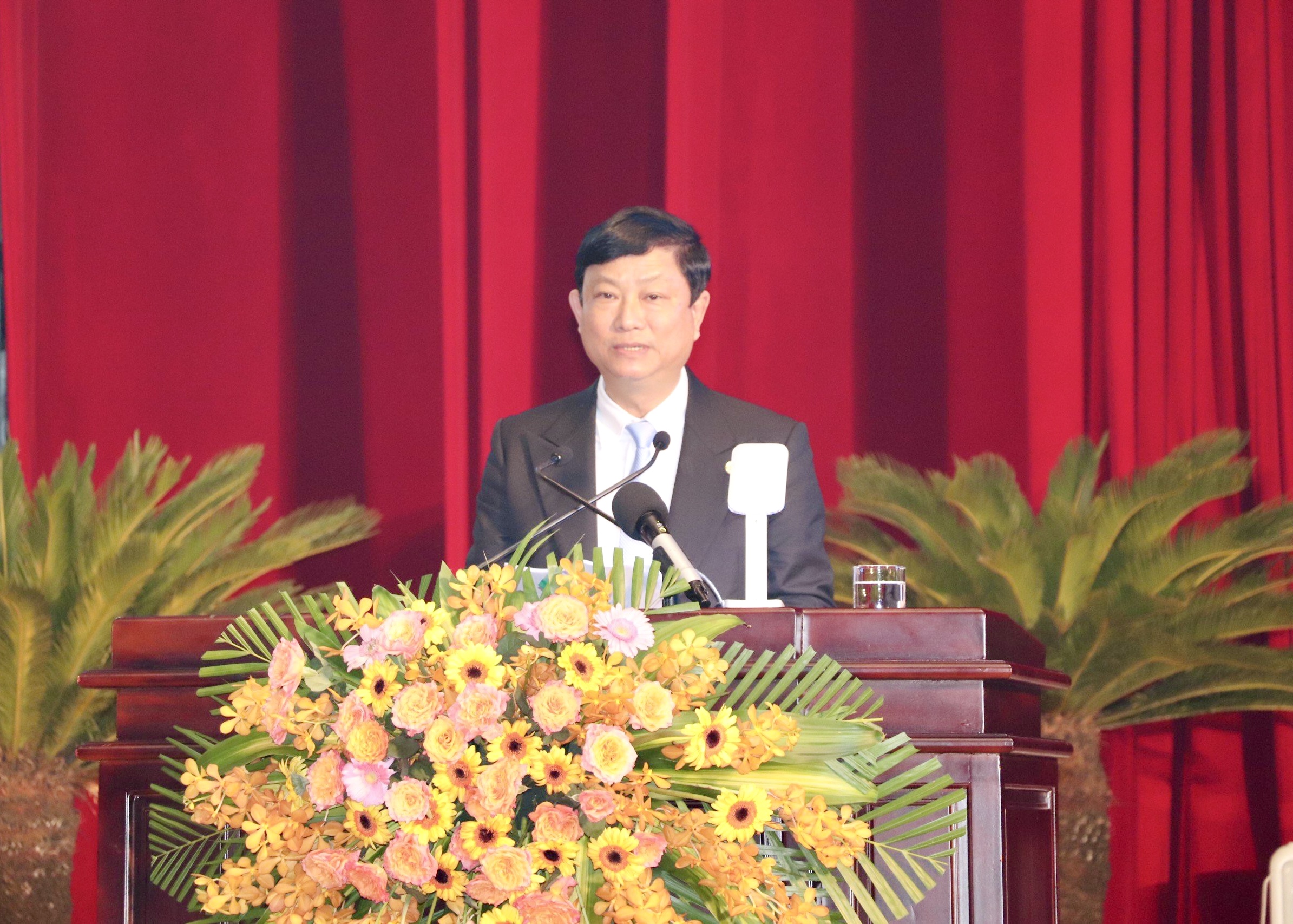 Đồng chí Võ Văn Minh - Phó Bí thư Tỉnh ủy, Chủ tịch UBND tỉnh đọc diễn văn ôn lại truyền thống hào hùng của dân tộc.